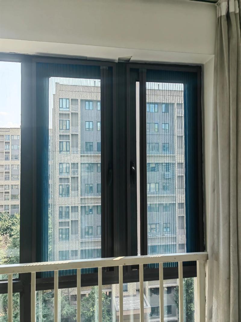 断桥铝推拉窗的革新守护 外开窗滑盖锁、金刚网与左右折叠隐形纱窗的完美融合